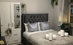 Mitcham Suites - Cr4 London